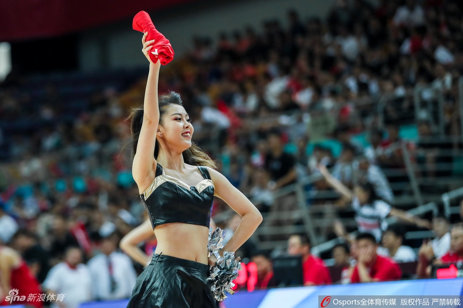 啦啦队热舞为男篮加油助威