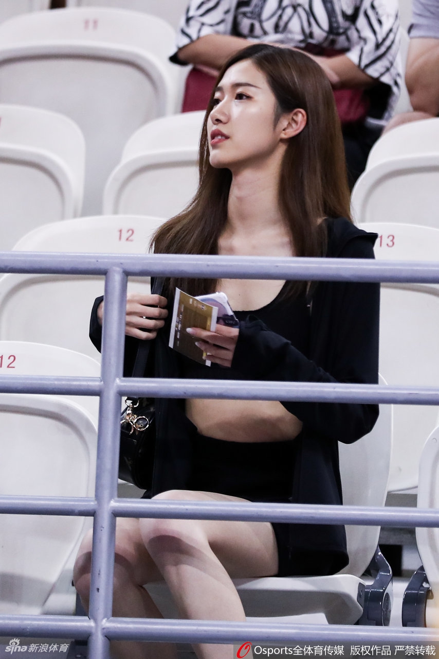 这美女观众颜值什么水平?摄影师目不转睛