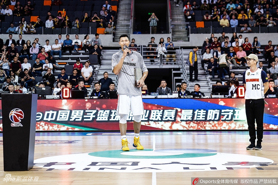 喜笑颜开！阿联获颁最佳防守队员奖杯