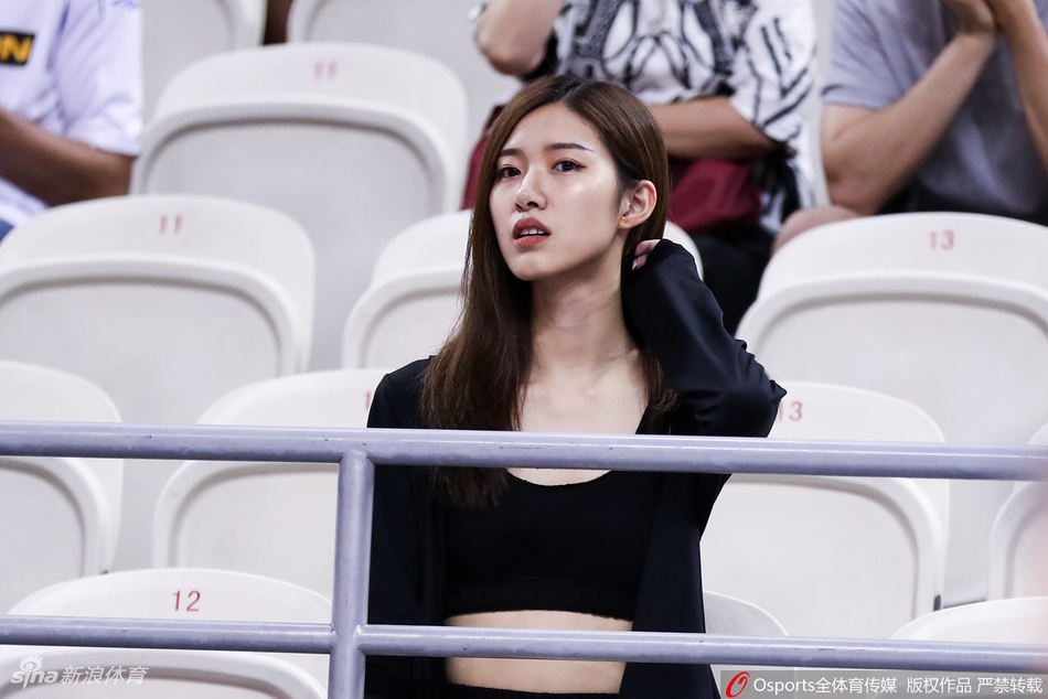 这美女观众颜值什么水平?摄影师目不转睛