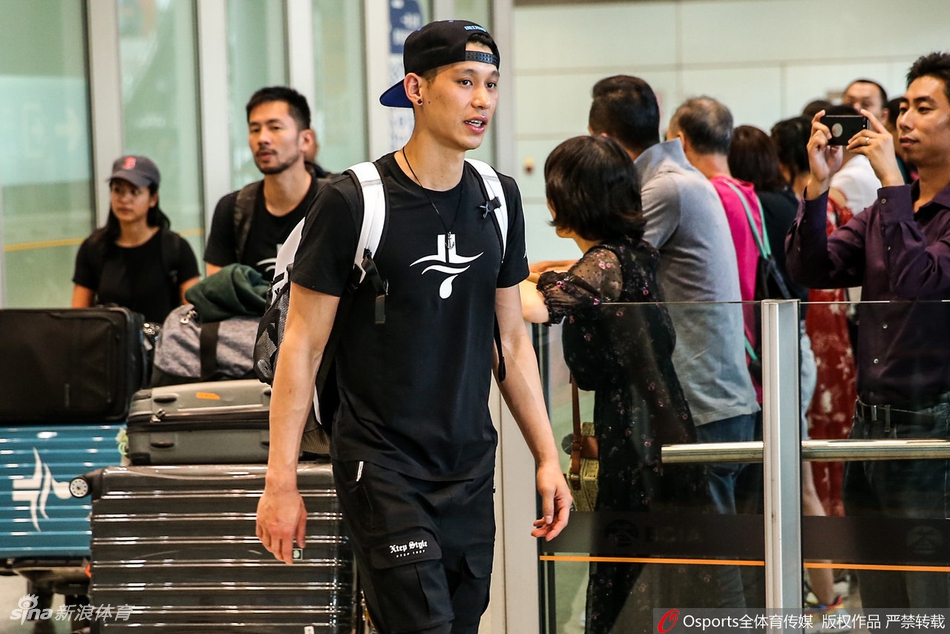 林书豪抵达首都机场 秦晓雯雅尼斯到场迎接