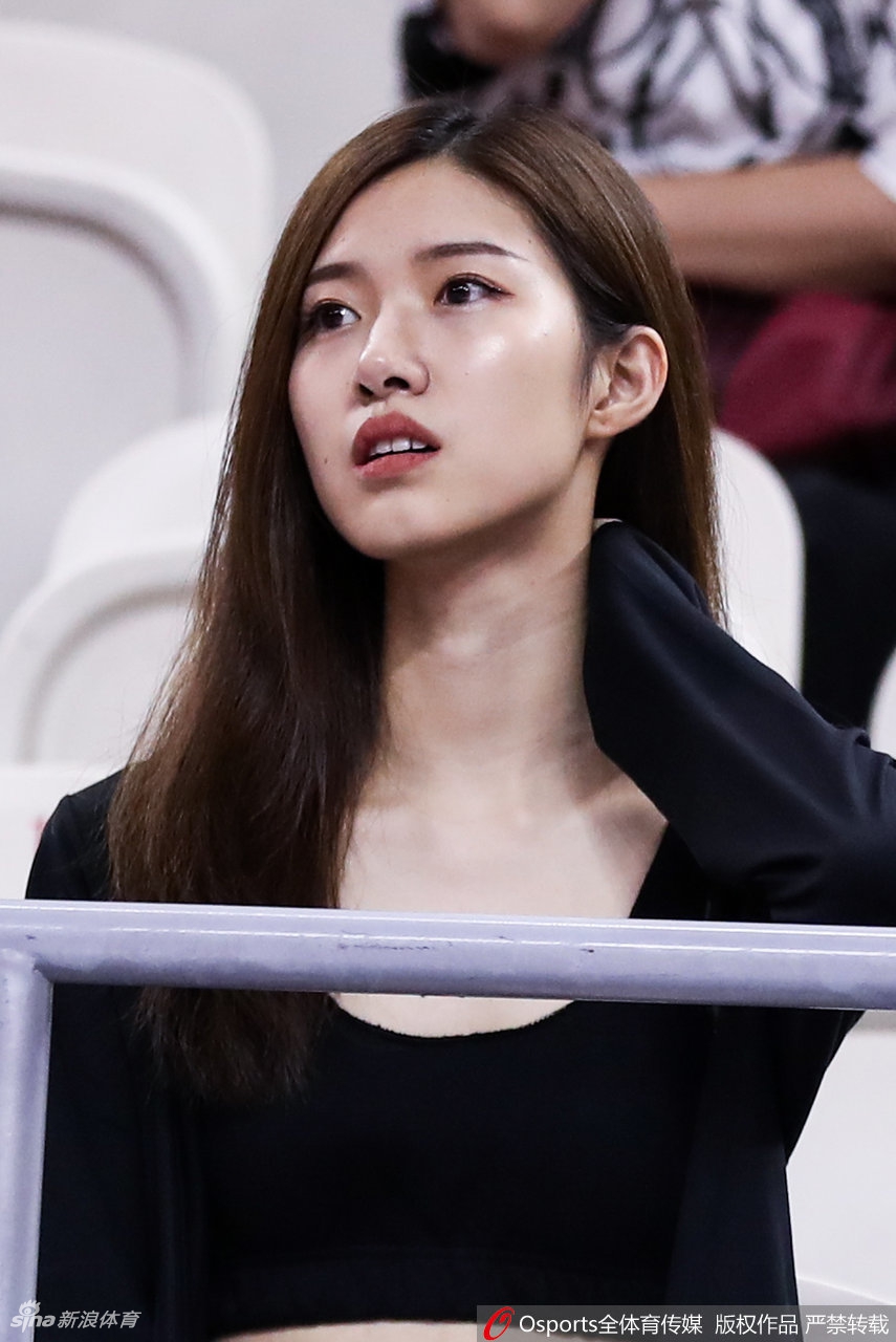 这美女观众颜值什么水平?摄影师目不转睛