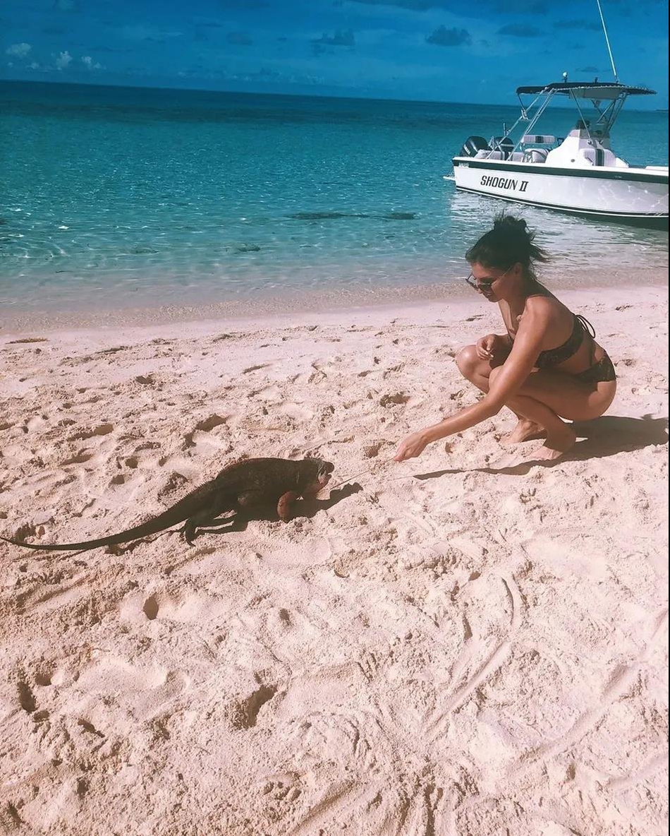 洛城高塔恋上绝美佳人!酷爱马术运动 二人在豪华游艇上热吻