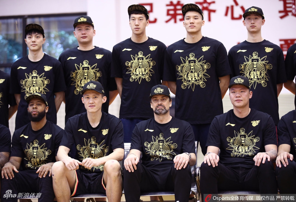 广东夺冠写真花絮阿联面露微笑