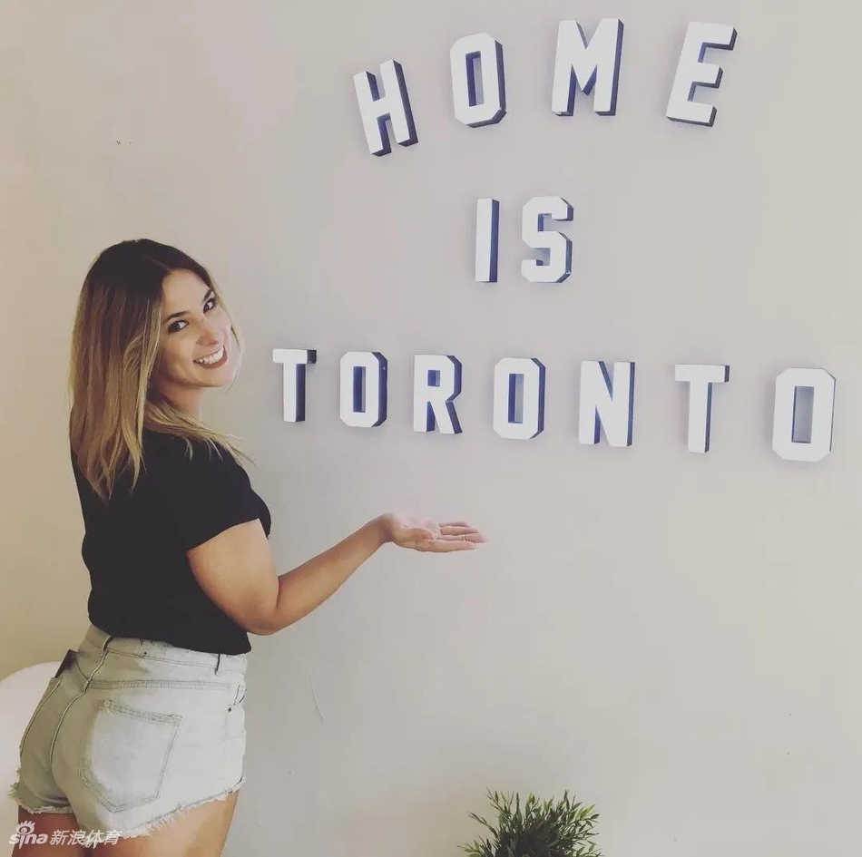 猛龙啦啦队员海边大秀绝美背影！阳光沙滩衬托下让人浮想联翩