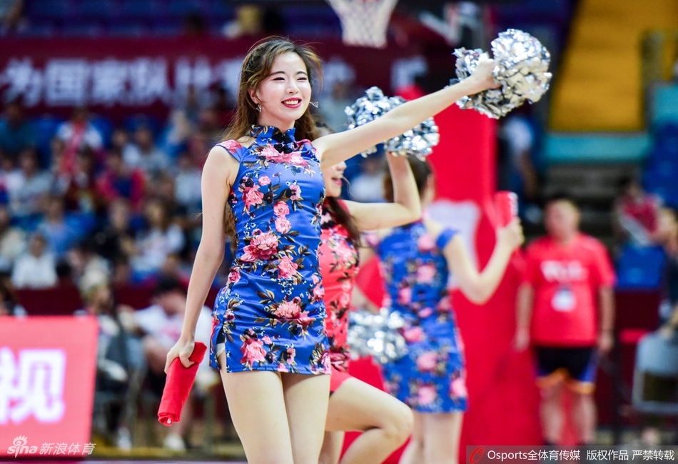 啦啦队热舞为男篮加油助威