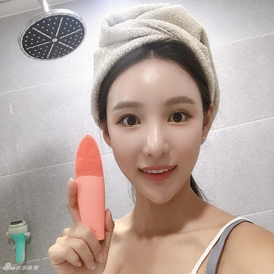 什么魔鬼身材?网红美女泳池边秀傲人身姿