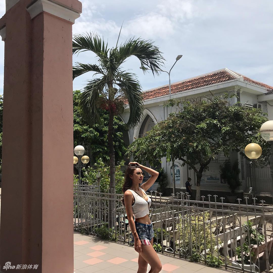 什么魔鬼身材?网红美女泳池边秀傲人身姿