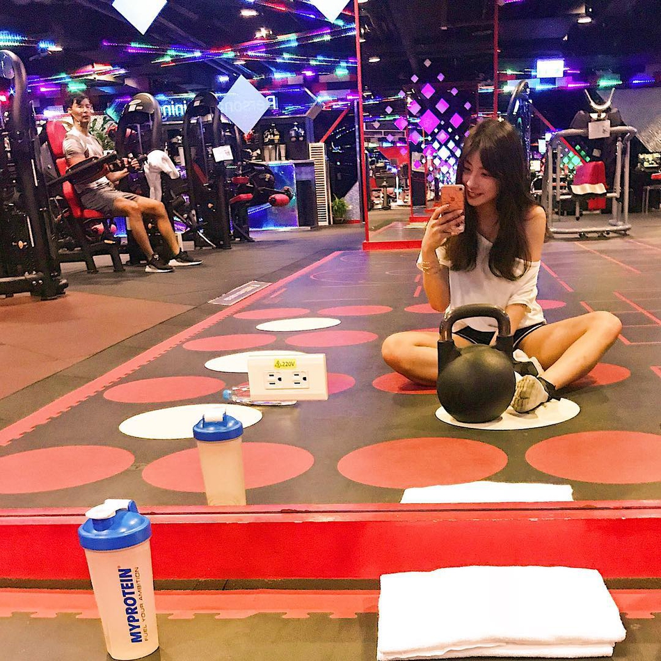 运动少女甜美可人 气质优雅身材婀娜