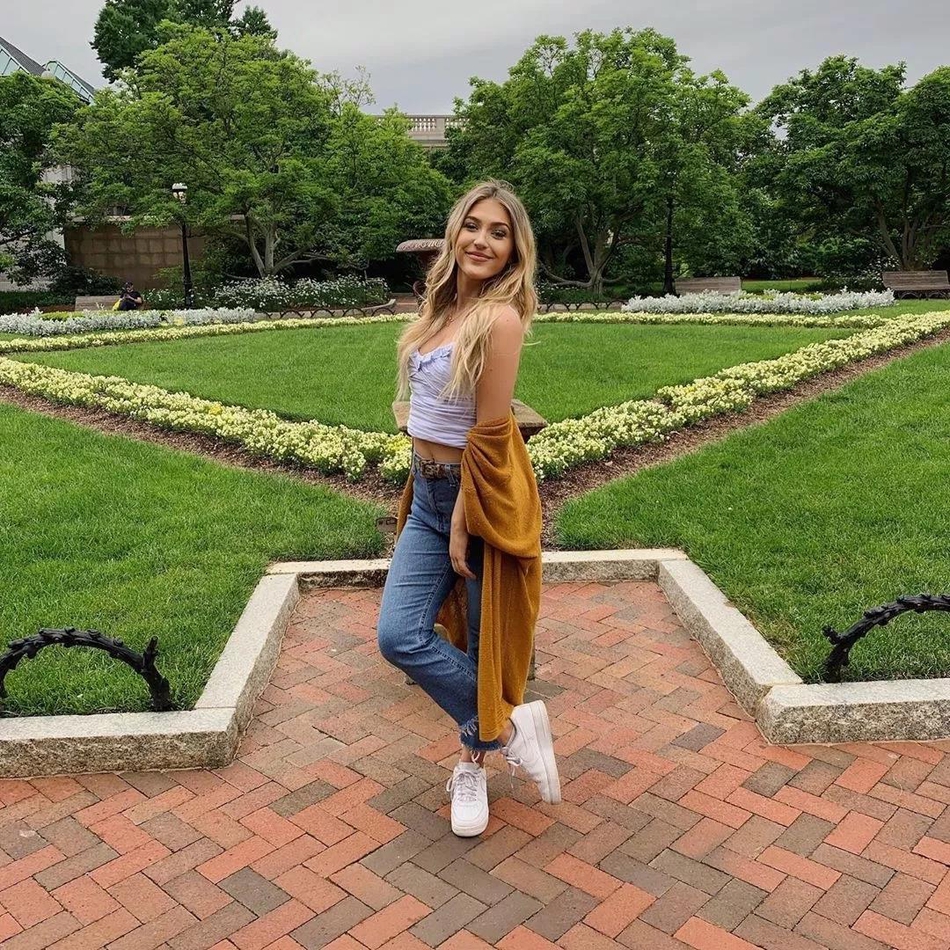 鹈鹕美女拉拉队员靓照来袭!一身透视装青春洋溢