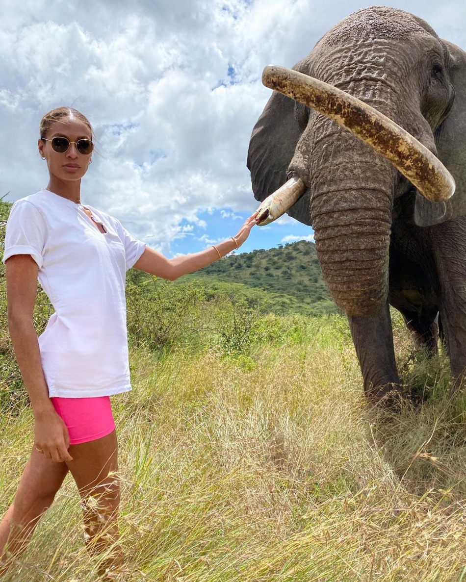 脚踏两条船？库兹马又搭上美女模特 这身材逆天了