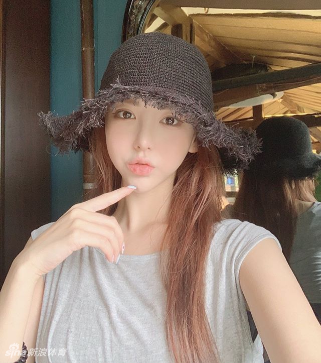 爱嘟嘴的网红美女身材高挑燃动夏日