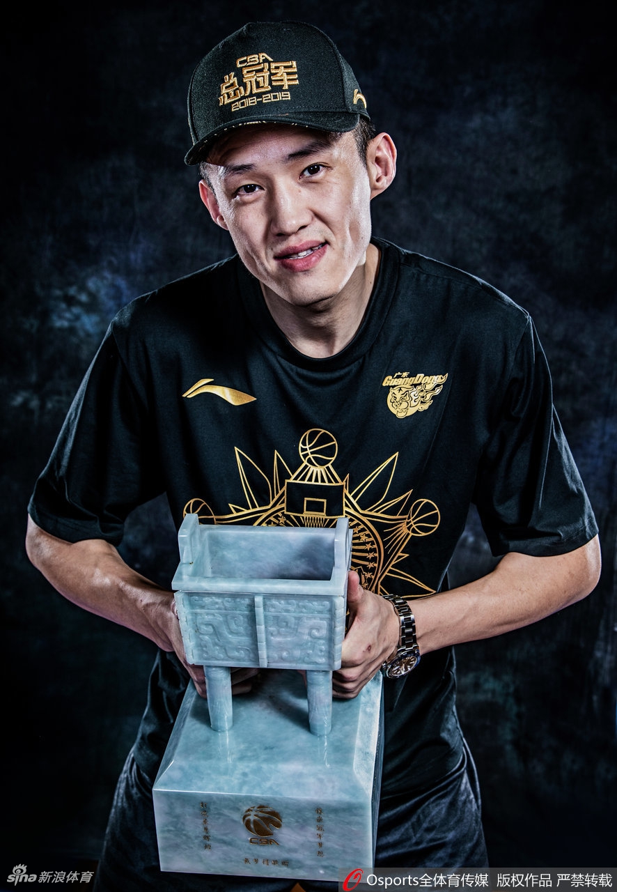 广东夺冠写真！阿联扛冠军鼎英气逼人