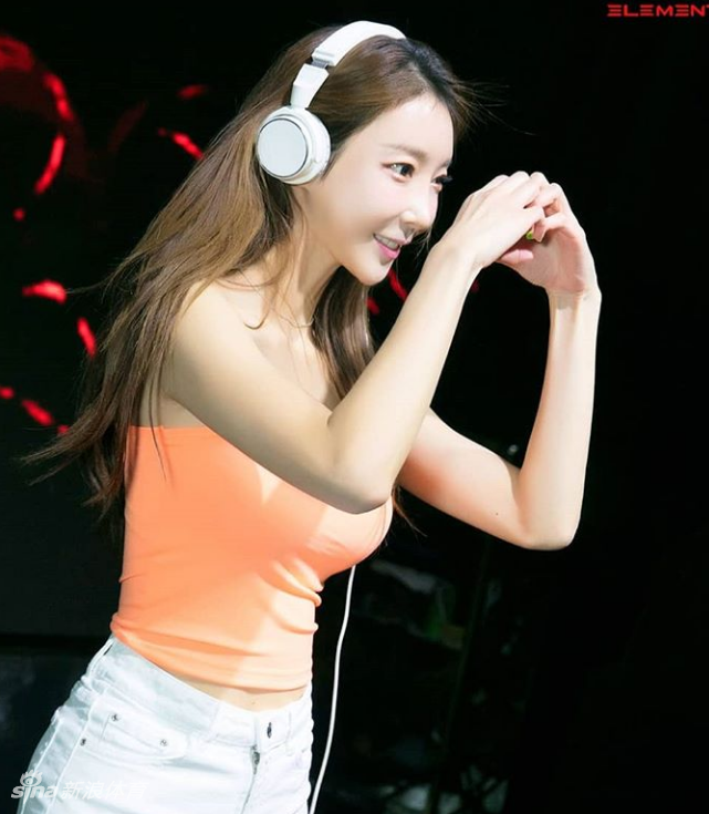 网红美女dj身材傲人喜爱健身