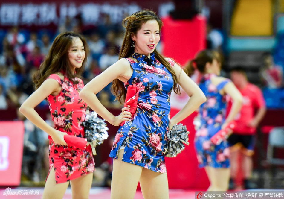 啦啦队热舞为男篮加油助威
