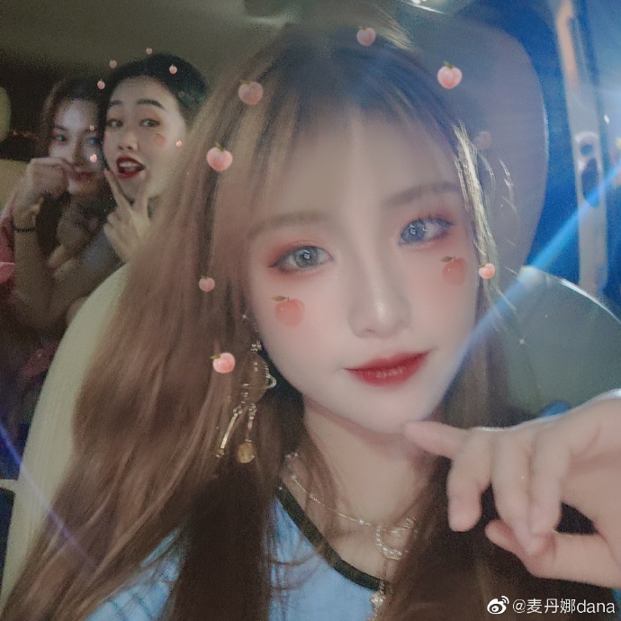 深圳啦啦队小花麦丹娜甜美私房照 是恋爱的感觉！