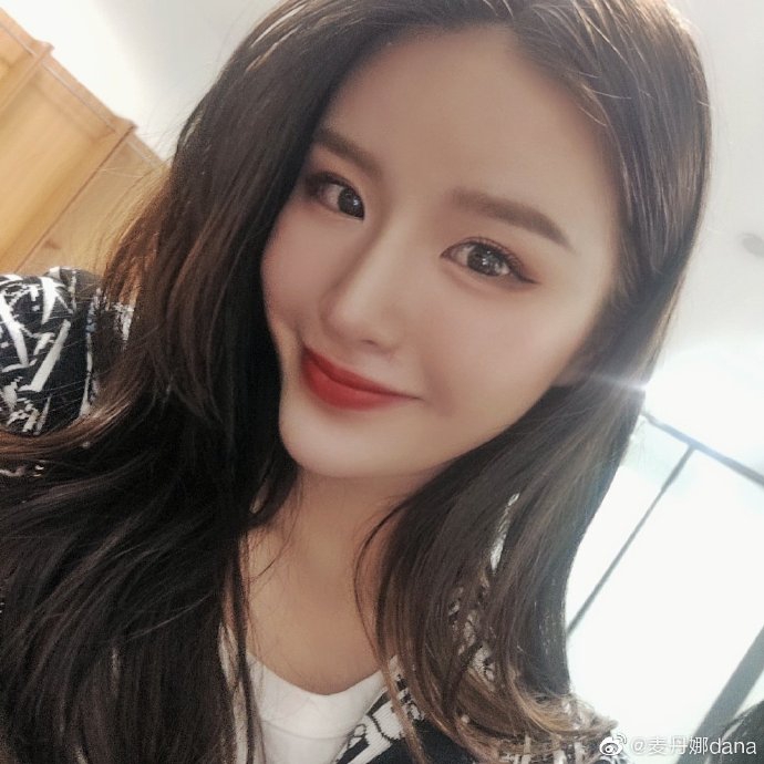 深圳啦啦队小花麦丹娜甜美私房照 是恋爱的感觉！