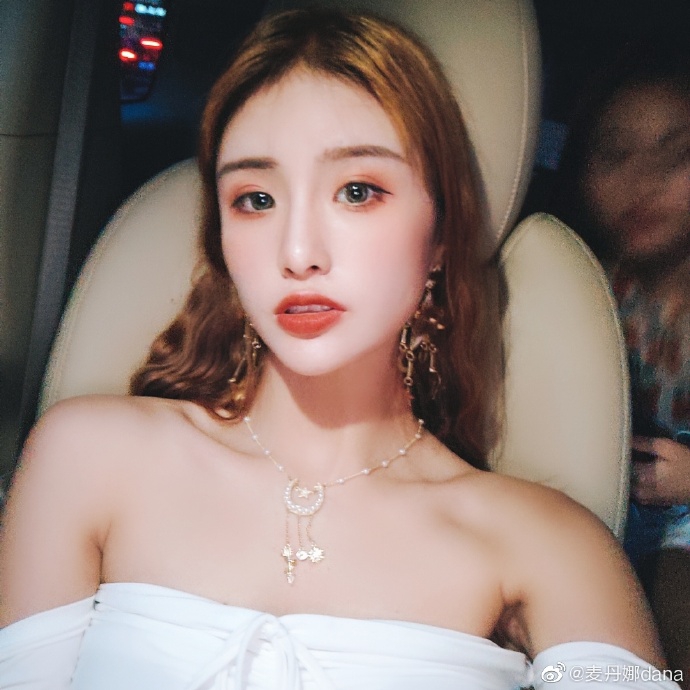 深圳啦啦队小花麦丹娜甜美私房照 是恋爱的感觉！