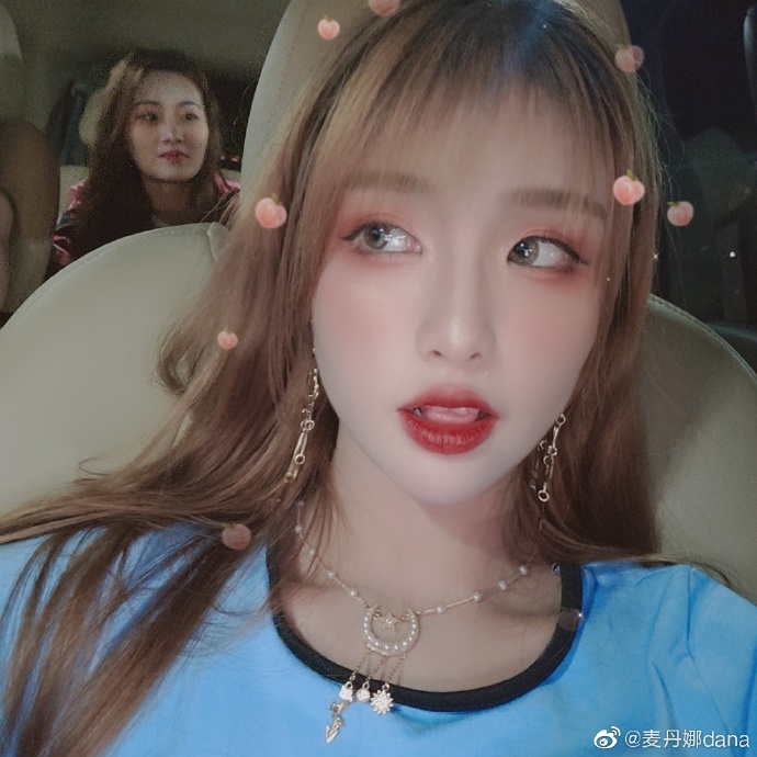 深圳啦啦队小花麦丹娜甜美私房照 是恋爱的感觉！