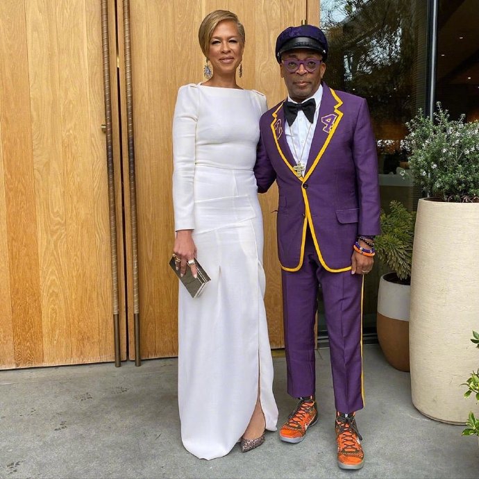 好莱坞大导演斯帕克-李身着科比主题紫金西装致敬逝者 曾偷拍科比