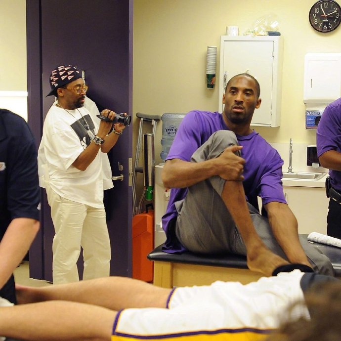 好莱坞大导演斯帕克-李身着科比主题紫金西装致敬逝者 曾偷拍科比