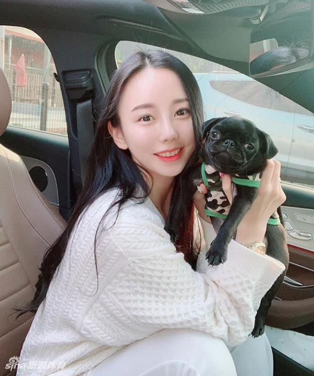 网红美女倒地完美身材若隐若现