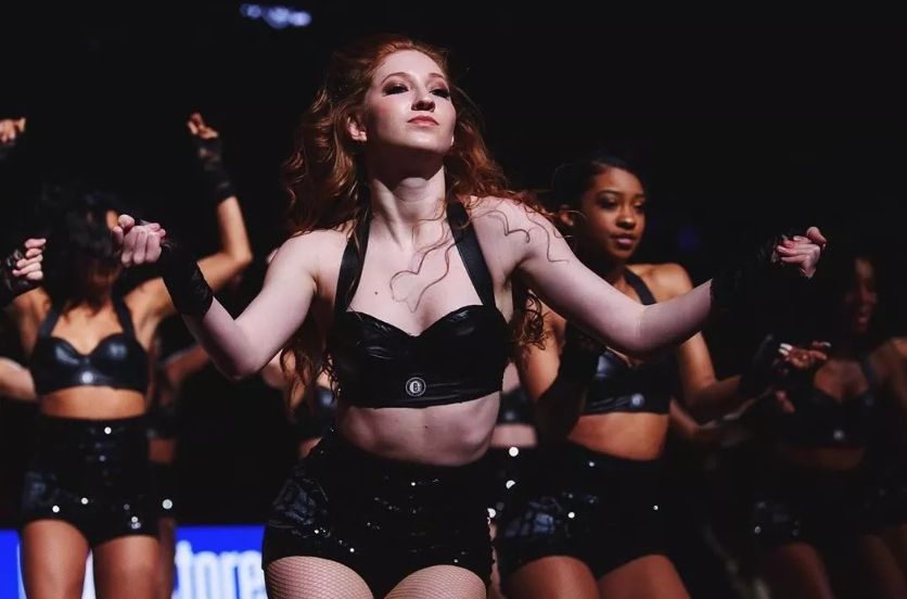 传说中的高级脸！篮网拉拉队长泳池边秀好身材，双眼释放万种风情