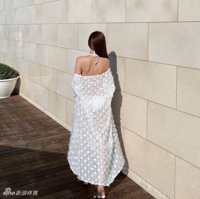 网红美女静坐海边风光无限