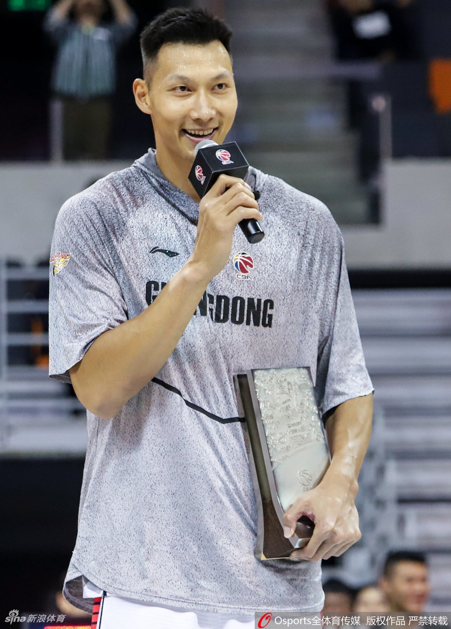 喜笑颜开！阿联获颁最佳防守队员奖杯