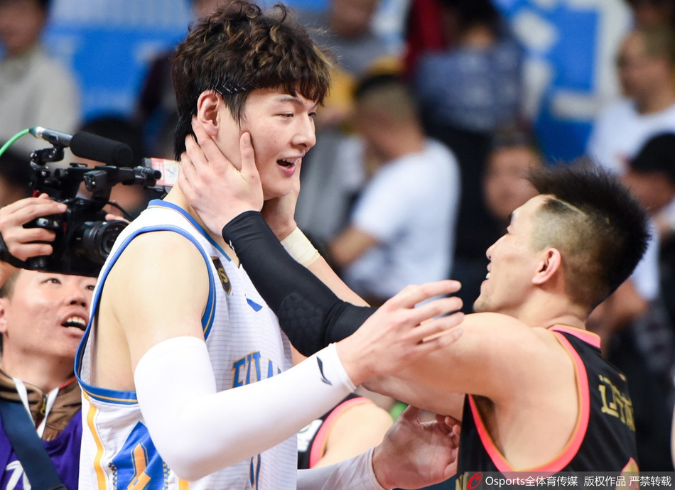 中国篮球另类七夕情人节:晓川小丁深情满满