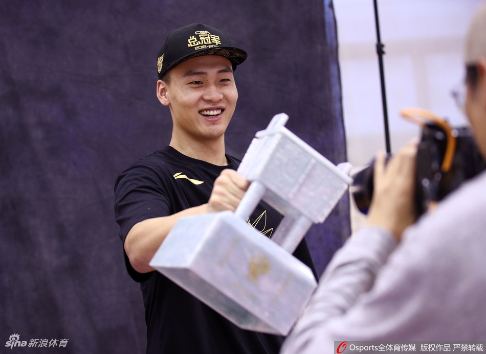 广东夺冠写真花絮阿联面露微笑