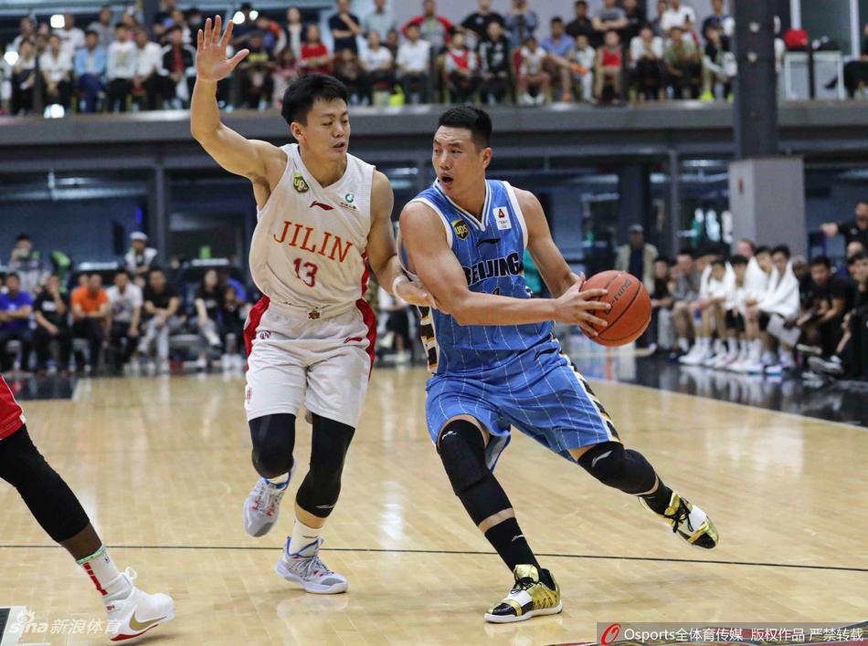 林书豪首秀砍下21分北京仍输球