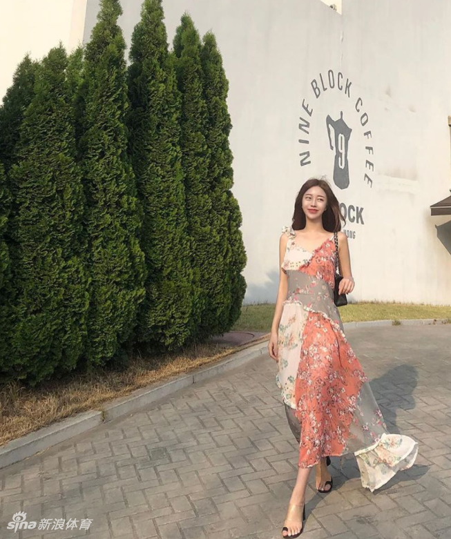 网红美女静坐海边风光无限