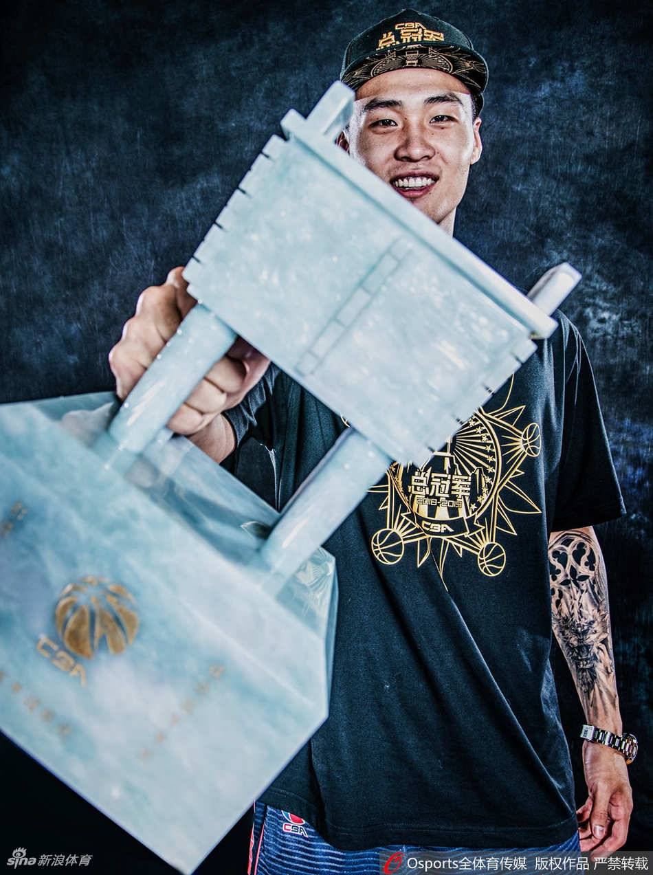 广东夺冠写真！阿联扛冠军鼎英气逼人