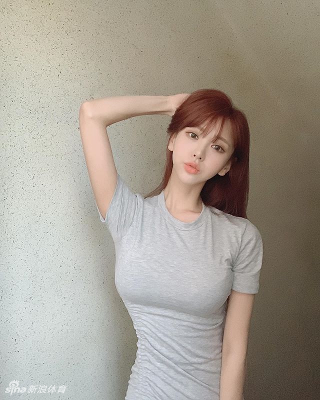 爱嘟嘴的网红美女身材高挑燃动夏日