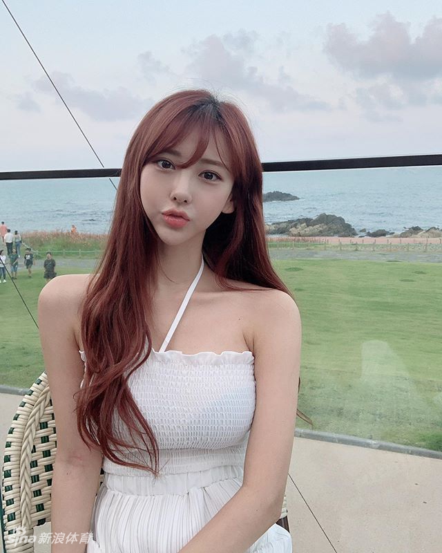 爱嘟嘴的网红美女身材高挑燃动夏日