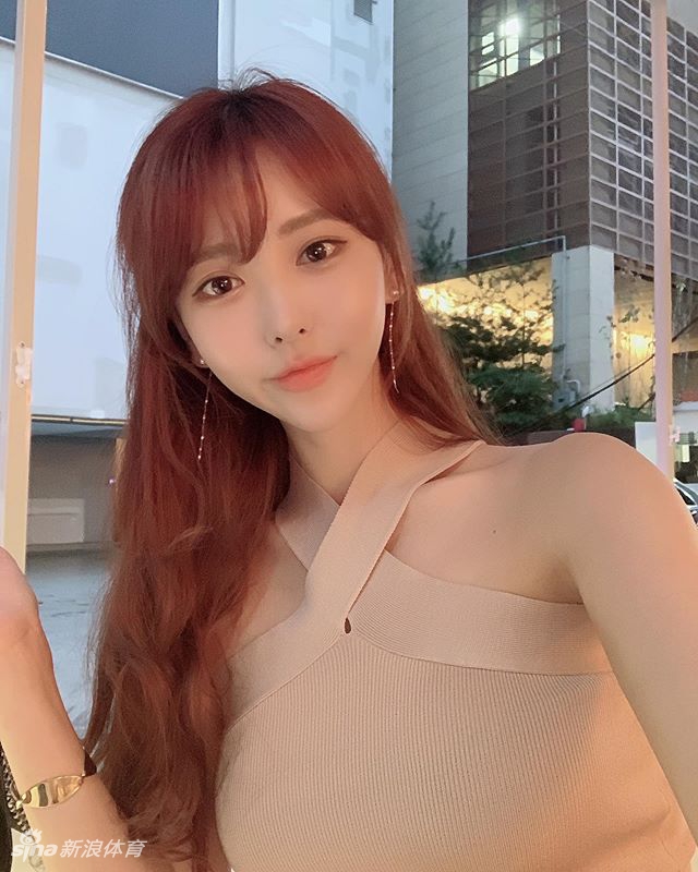 爱嘟嘴的网红美女身材高挑燃动夏日