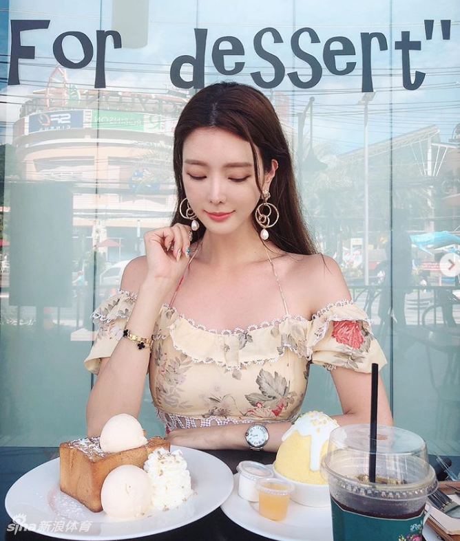 网红美女爱健身练就完美身材