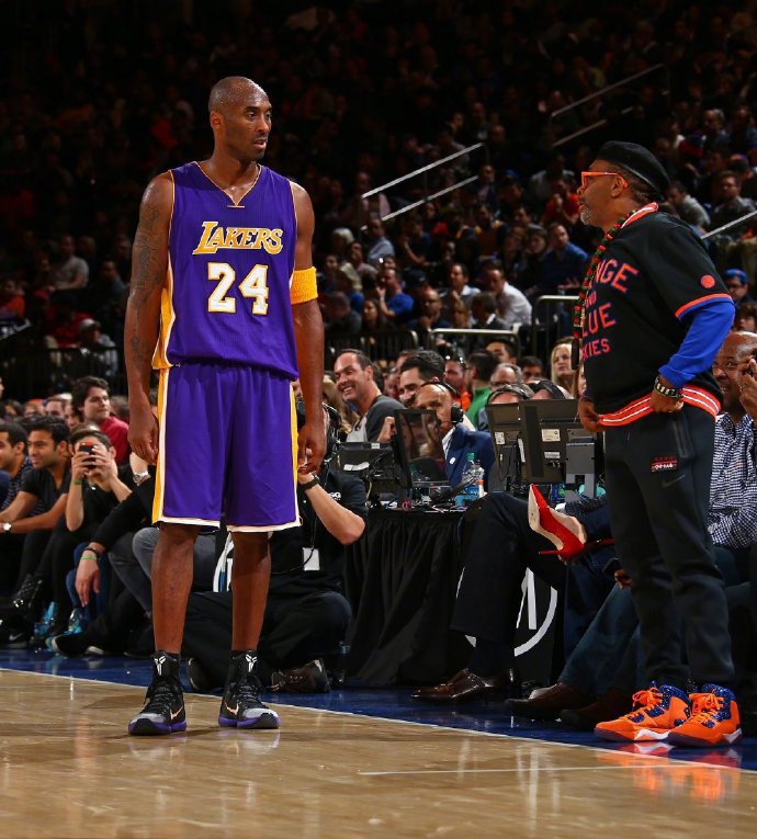 好莱坞大导演斯帕克-李身着科比主题紫金西装致敬逝者 曾偷拍科比