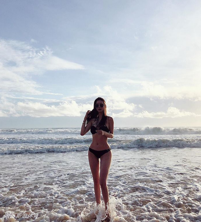 网红美女爱健身练就完美身材