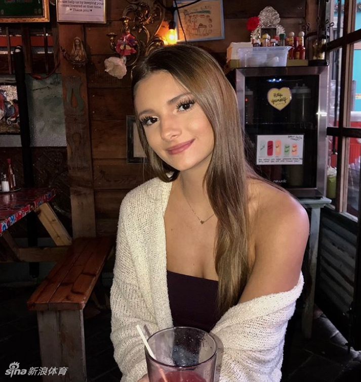 恋爱的感觉！网红美女宛若邻家少女