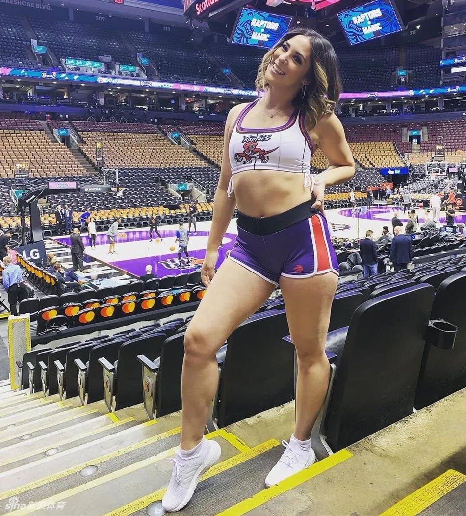 猛龙啦啦队员海边大秀绝美背影！阳光沙滩衬托下让人浮想联翩