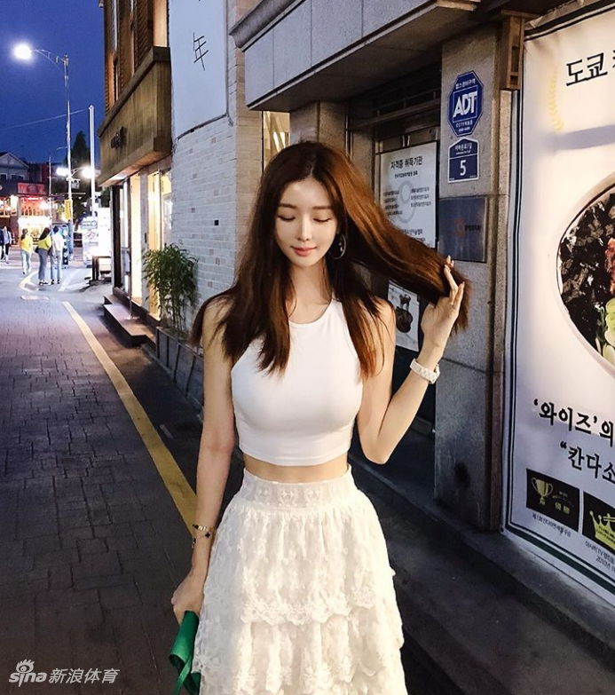 神仙颜值+蚂蚁腰！姑娘你过分了