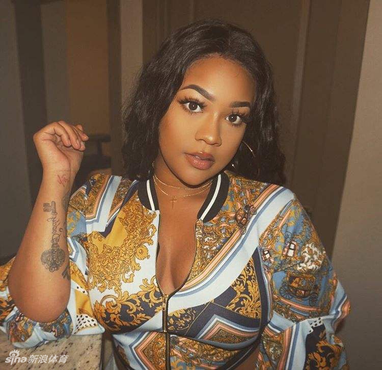 AI晒出爱女靓照祝其生日快乐 25岁满满成熟女人范儿