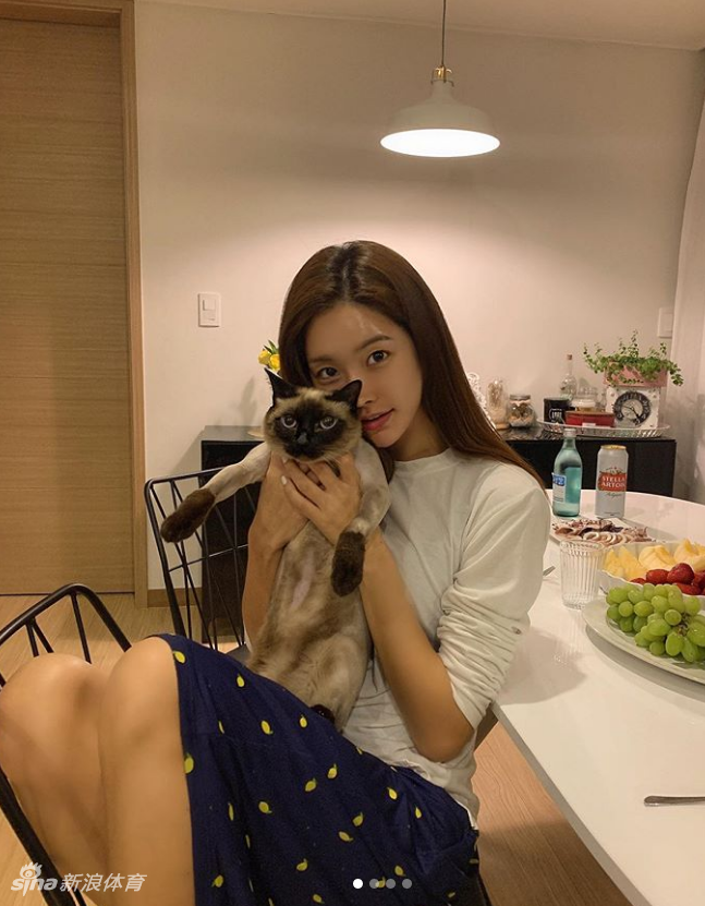 心动的感觉！撸猫少女竟是性感运动达人