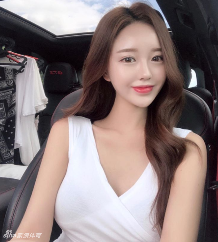 网红美女静坐海边风光无限