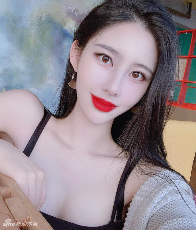 泳装美女清凉一夏秀曼妙身姿