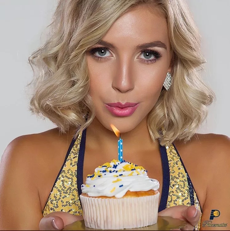 美艳步行者啦啦队员身材绝佳 身为管理学高材生才貌双全