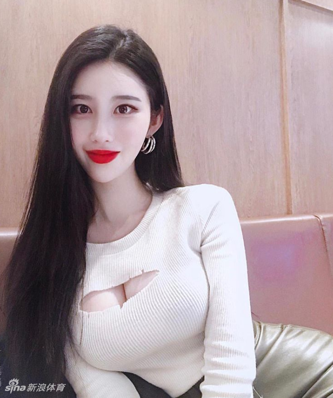 泳装美女清凉一夏秀曼妙身姿