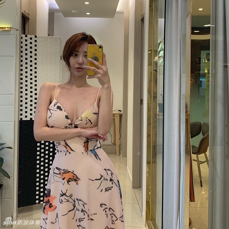 爱嘟嘴的网红美女身材高挑燃动夏日